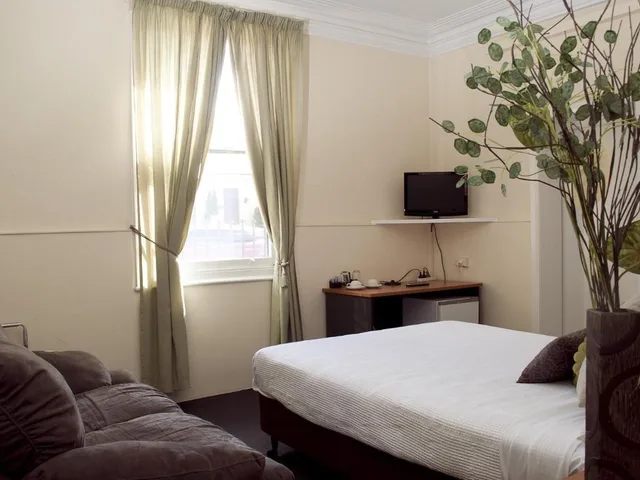 غرفة قياسية بسرير كوين، The Mews Motel 1/1