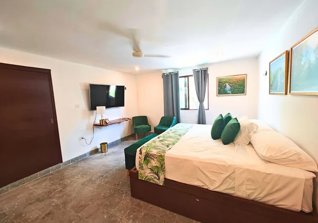 Design, 1 King and 1 Single Beds, Private Bathroom، Casa Ekinox 1/7