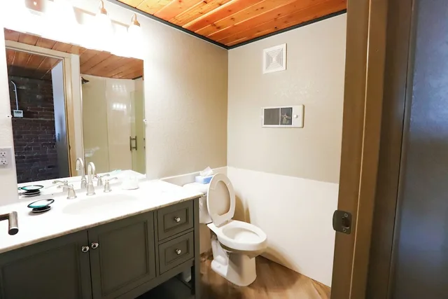 غرفة سيغنتشر بسرير كوين وسريرين منفصلين بإطلالة على المدينة لذوي الإعاقة، The Hotel Sturgis 10/10