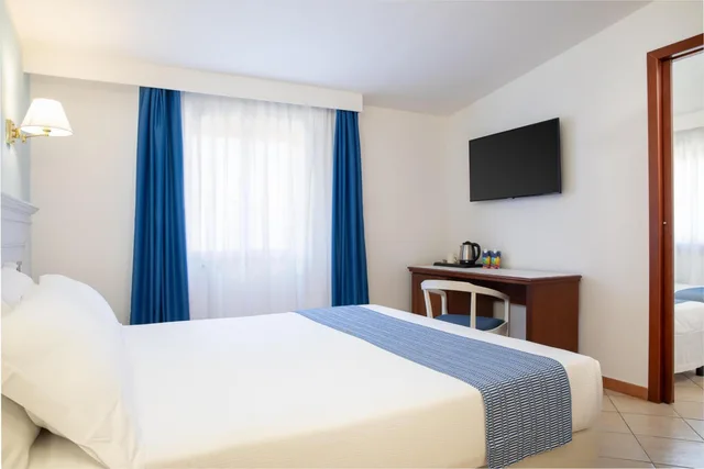جناح جونيور بسرير كوين بإطلالة على البحر بغرفة نوم واحدة مع أريكة، Hotel Blumarea, BW Signature Collection 1/4