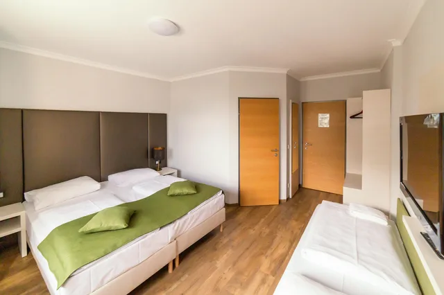 غرفة ثلاثية بسرير مزدوج وسرير فردي مع أريكة، Arion Airport Hotel 1/1