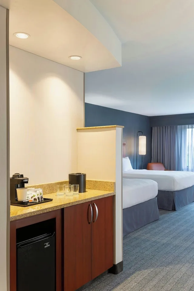 غرفة بسريرين كوين لذوي الإعاقة، Courtyard Madison West Middleton 2/6