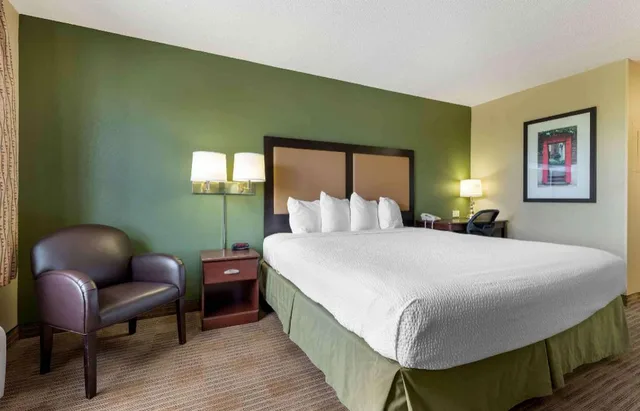 Studio, King Bed, Accessible, Extended Stay America Select Suites - Chicago - Hanover Park 5/10