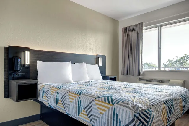 1 King Bed Premium, Micfridge، Motel6 Venice, FL 1/7