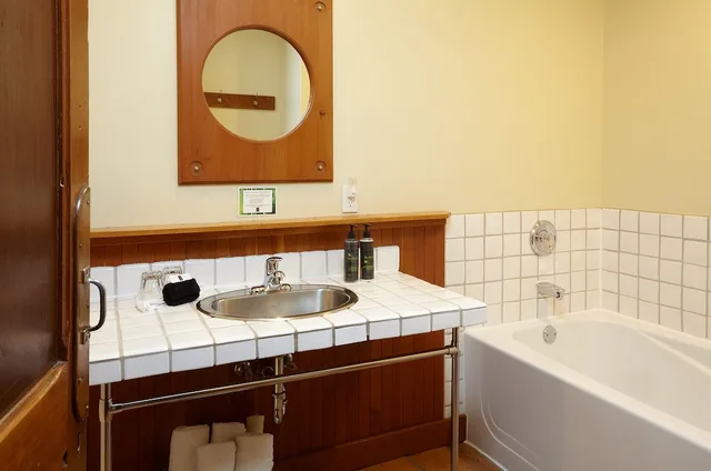Cabin, 1 Queen and 1 Single Bed, Ocean View, Sofa, Kitchenette, Middle Beach Lodge 5/5