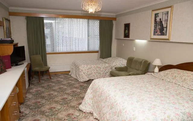 غرفة قياسية ثلاثية بسرير كوين وسرير فردي، MOTEL MAYFAIR ON CAVELL 4/5
