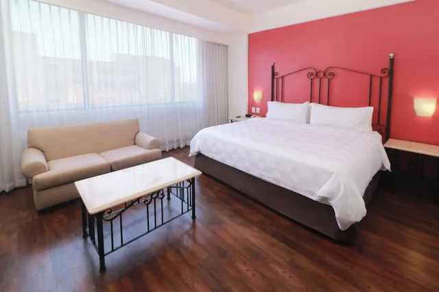 غرفة قياسية بسرير كينج، Holiday Inn & Suites Guadalajara Centro Historico 1/5