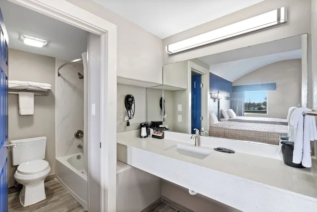 Standard, 2 Queen Beds, Kitchenette, Accessible, Blue Wave Inn 5/6