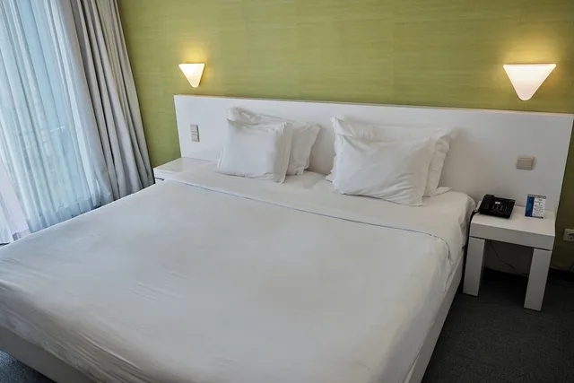 غرفة بسريرين منفصلين بإطلالة على البحر، Varandas do Atlântico by RIDAN Hotels 1/5