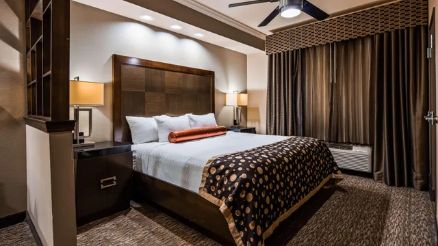 غرفة، Best Western Premier Crown Chase Inn and Suites 3/4