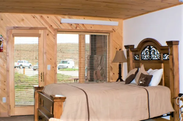 Standard, King Bed, No Air Condition، Inn at SilverCreek 4/6