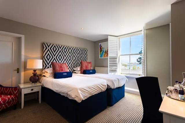 Deluxe, King Bed, Harbour View, The Christchurch Harbour 4/10