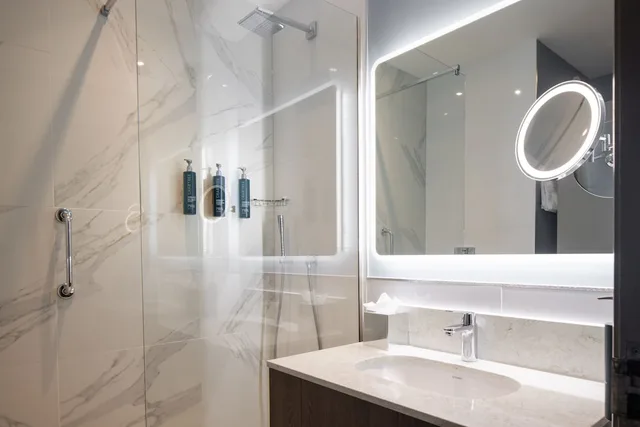 غرفة ديلوكس بسرير مزدوج وسرير فردي، DoubleTree by Hilton London Angel Kings Cross 3/9
