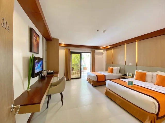 غرفة سوبيريور ثلاثية بسرير كوين وسرير فردي، Jonys Beach Resort 1/3