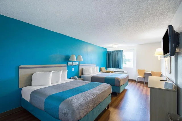 2 Queen Beds - Mobility Accessible Tub Nsmk، Motel6 Lawrence, KS 5/9