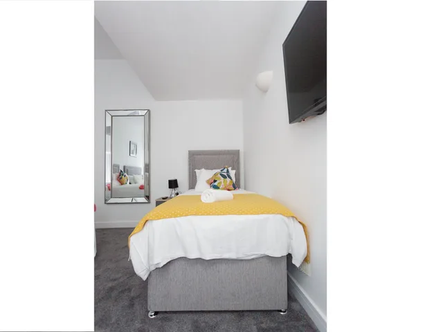 Deluxe, Apartment, 1 Single and 2 Double Beds, Private Bathroom, Live In Leeds Greenhill Bungalows 6/10