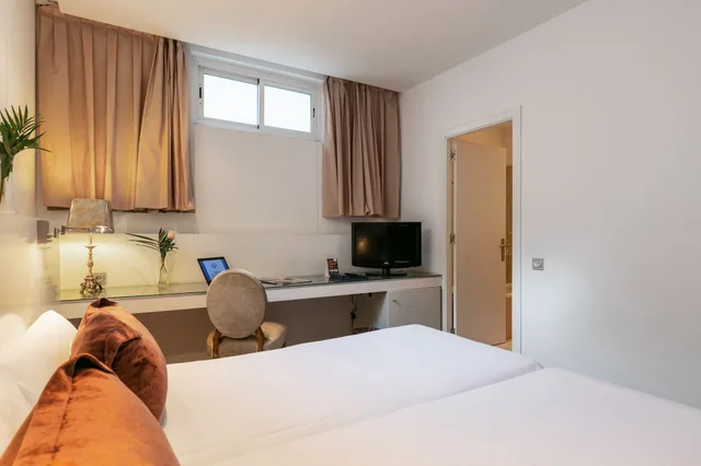 غرفة قياسية بسرير كوين، Globales Acis And Galatea Hotel 4/8