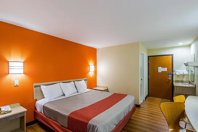 غرفة بسرير كينج للمدخنين، Motel6 Urbana, IL 2/5
