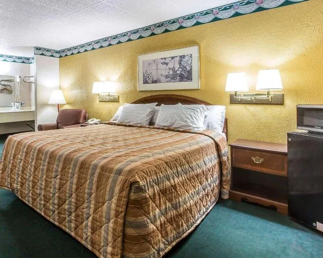 Upgrade, Efficiency, Queen Bed, Smoking، Rodeway Inn Gadsden - Attalla 2/2