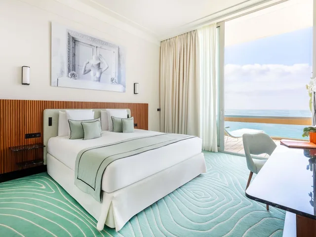 Signature, Suite, King Bed, Sea View, Sofa, Terrace, Mondrian Cannes 1/8