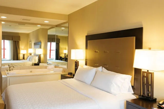 غرفة قياسية بسرير كينج بحوض جاكوزي، Holiday Inn Express Hotel And Suites Olathe North 3/5