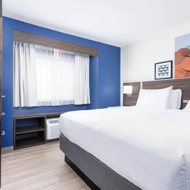 غرفة بسرير كينج مع أريكة، Sleep Inn & Suites Clarion, PA Near I-80 1/4