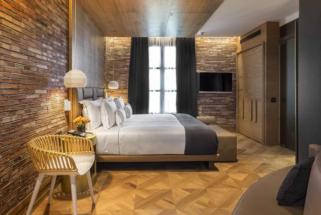 Deluxe, Queen Bed, Monument Hotel 1/4