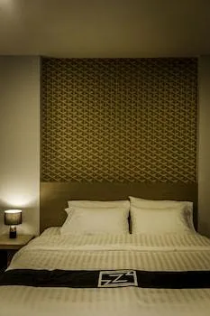 غرفة ثلاثية بسرير كينج، Triple Z Hotel 2/2