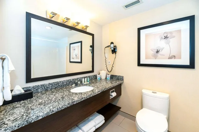 غرفة بسرير كينج بشرفة، Prestige Riverside Lodge Quesnel 5/5