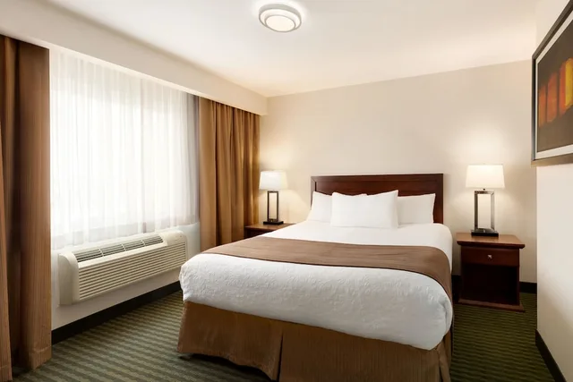جناح ديلوكس بسرير كينج بغرفة نوم واحدة بحوض جاكوزي، Travelodge Hotel by Wyndham Weyburn 1/3