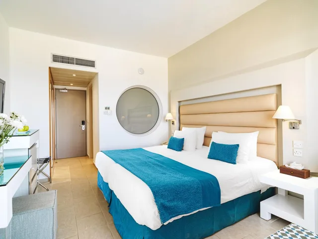 Room, King Bed, Lateral Side Sea View، Leonardo Cypria Bay 2/6