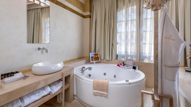 جناح تنفيذي بجاكوزي، 10GR Boutique Hotel & Wine Bar - Adults Only 7/10