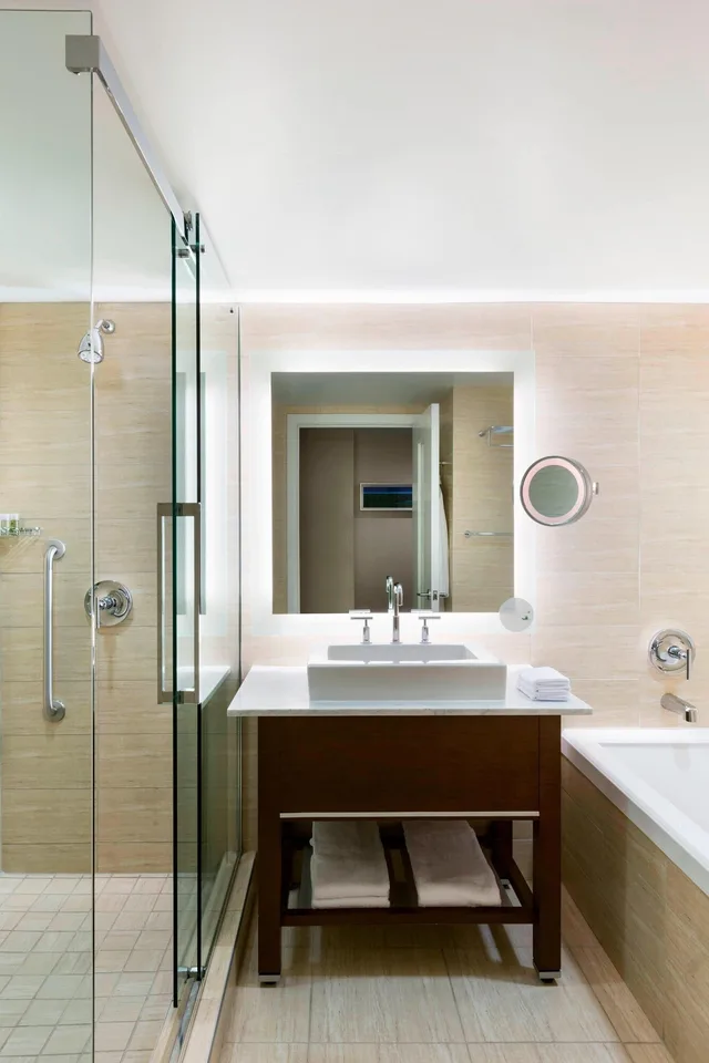 Room, 2 Queen Beds, Low Floor, The Westin Wall Centre Vancouver Airport 4/4