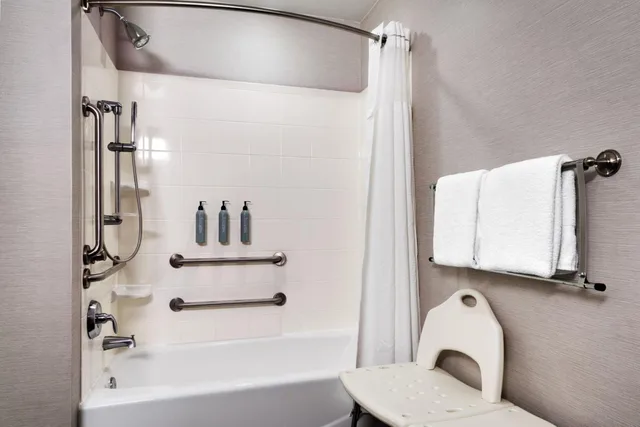 غرفة بسرير كينج بحوض استحمام لذوي الإعاقة، Courtyard Marriott Johnson City 6/6
