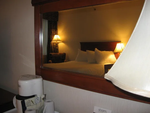 غرفة بسرير كوين، Hotel Chrome Montreal Centre Ville 2/4