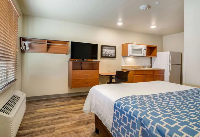 Efficiency, Queen Bed, Econo Lodge Burlington I-70 1/8