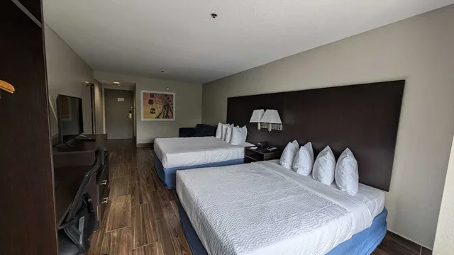 جناح استوديو بسريرين كوين، Days Inn And Suites By Wyndham Tampa Raymond James Stadium 5/10