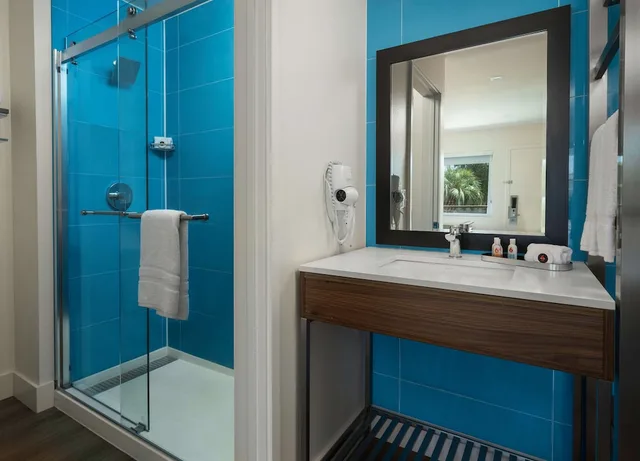 1 Queen Bed - Hearing Accessible - Oceanside - New 60s Retro-Style Decor، Motel6 Santa Barbara, CA - Beach 5/5