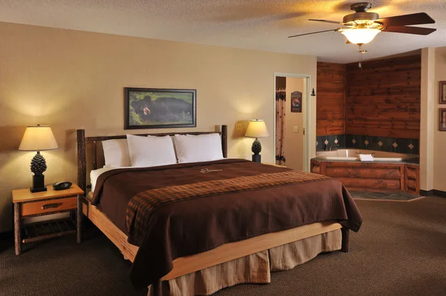 جناح بسرير كينج مع أريكة، Boarders Inn & Suites by Cobblestone Hotels - Waukon 1/2