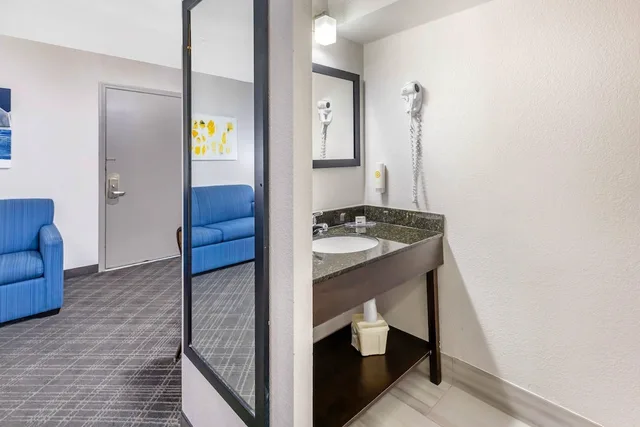 غرفة مفردة بسرير كينج مع أريكة، Comfort Inn Bourbonnais Near I-57 4/4