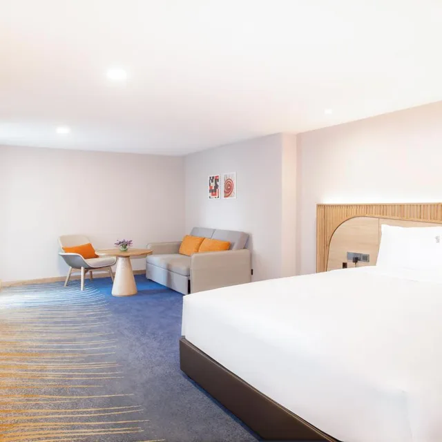 جناح بسرير كوين مع أريكة بمطبخ صغير، Holiday Inn Express & Suites Bangkok Central Pier 2/8