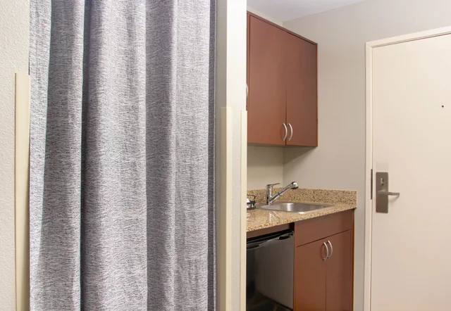 Guest Room, Petite, Queen Bed، The Belltown Inn 4/4