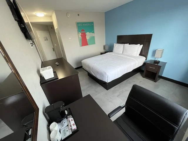 غرفة بسرير كوين، Travelodge by Wyndham Ozone Park 2/3