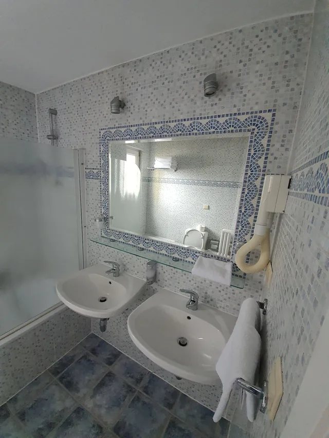 Deluxe, Family, 1 Queen and 1 Single Bed, Sofa, Hotel Midi-Zuid 3/4