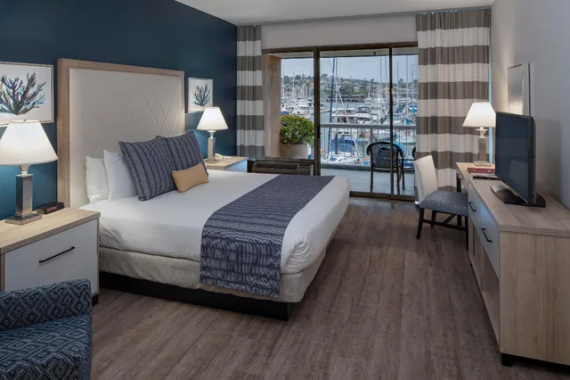 غرفة بسرير كينج بإطلالة على المرسى في الطابق الأرضي لذوي الإعاقة، Bay Club Hotel & Marina 1/1
