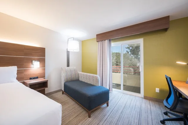 Standard, King Bed, Extra Floor Space, Balcony، Holiday Inn Express Grover Beach 2/4
