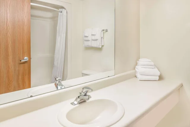 Room, 3 Double Beds, Days Inn By Wyndham Alpena 2/2