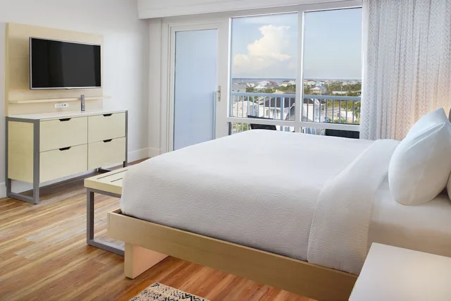 استوديو بسرير كينج بإطلالة على المسبح بشرفة مع أريكة، SpringHill Suites Pensacola Beach 1/4