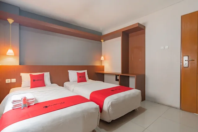 غرفة بسريرين منفصلين، RedDoorz @ Dago Pojok 3 2/6