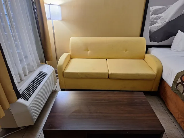 جناح بسرير كينج مع أريكة لذوي الإعاقة، Super 8 by Wyndham Weslaco 3/10